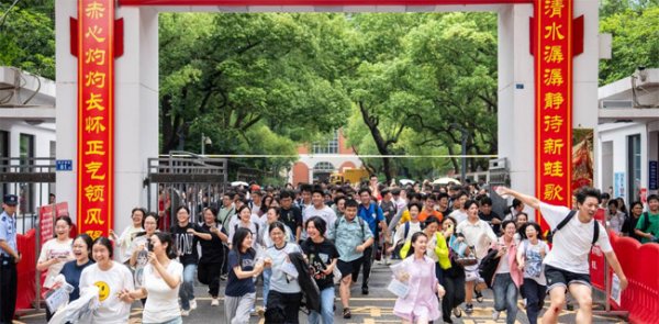 乾鑫配资 光明网评论员：高考查分除了“名场面”，也需要平常心