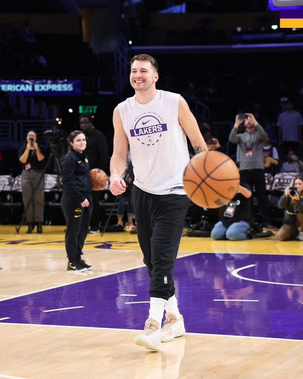 优配配件助手 东契奇29+11+10湖人灭热火3连胜，里夫斯26+11哈克斯31+8